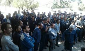 تجمع کارگران بلبرینگ سازی در محوطه کارخانه