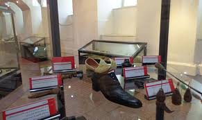 جایگاه بی نشان مدرسه  کیف و کفش در تبریز