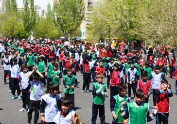 رکورد بزرگترین اجتماع طناب زنی کشور با حضور ۱۸۰۰ دانش آموز تبریزی شکسته شد