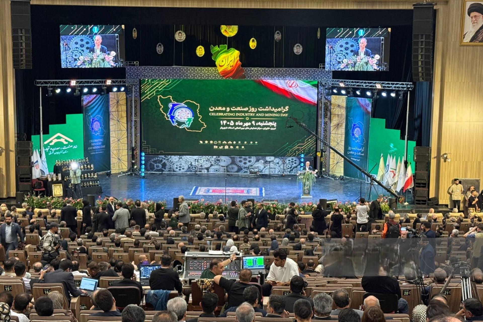 واحدهای نمونه صنعتی و معدنی استان در همایش روز صنعت، معدن و تجارت آذربایجان‌شرقی تجلیل شدند
